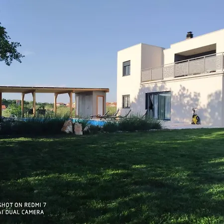 Enjoy Green, App With Swimming Pool, Garden, Pets Welcome Novigrad Istria