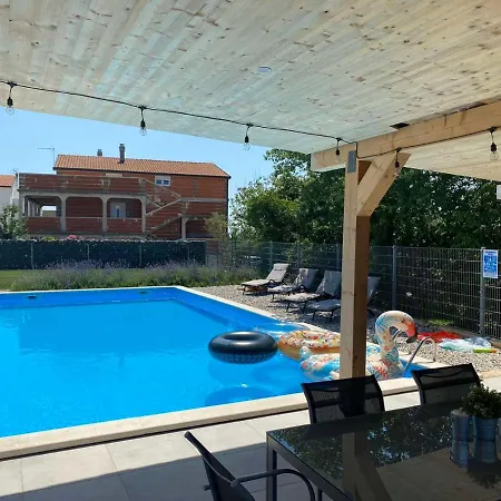 アパート Enjoy Green, App With Swimming Pool, Garden, Pets Welcome Novigrad Istria