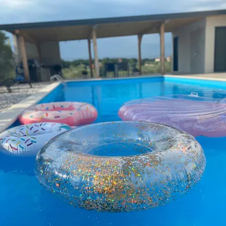 Enjoy Green, App With Swimming Pool, Garden, Pets Welcome Novigrad Istria